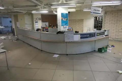 Prodejní pult, cca 11 m, bez obsahu