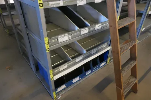 Lot opslag- en bedrijfsuitrusting, o.a. opslagkisten en materiaal