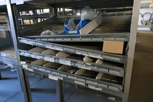 Lot d'équipement de stockage et d'exploitation, entre autres bacs de stockage, matériel et articles Viega