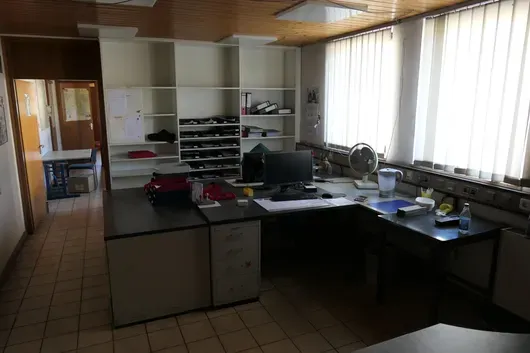 Partij kantoormeubelen: bureaus, rolcontainers, kasten en bureaustoelen