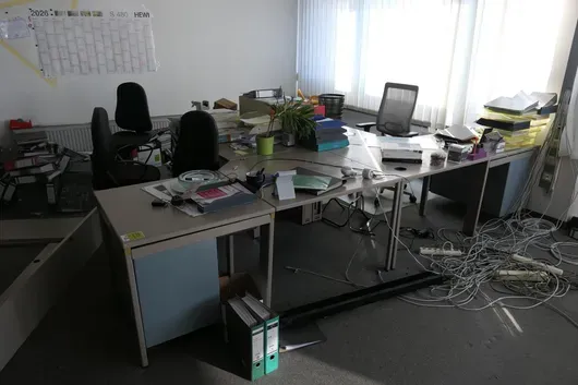 Bureau avec 4 chaises de bureau, sans contenu