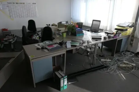 Bureau avec 4 chaises de bureau, sans contenu