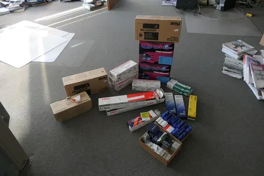 Partij toners, inktcartridges en faxfilms, o.a. Sharp, Kyocera, OKI, Dell, Epson en Panasonic