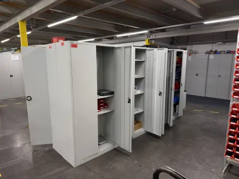 Lot d'armoires en tôle