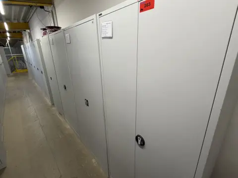 Partia szaf metalowych głównie Delta-V
