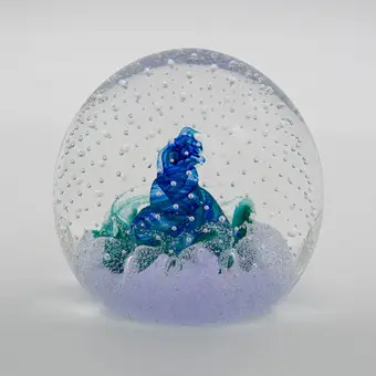 COLIN TERRIS. PRESSE-PAPIER EN VERRE ARTISTIQUE, MANUFACTURE ÉCOSSAISE CAITHNESS GLASS, MODÈLE « FASCINATION » (W28221), ÉLÉMENT TOURBILLON ABSTRAIT BLEU-VERT ET BULLES D'AIR INTÉGRÉES, SIGNÉ.