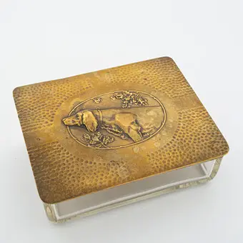 Humidor Art déco ancien motif chien de chasse par WMF, couvercle en laiton repoussé martelé, fait main, coupe en verre clair, années 20.