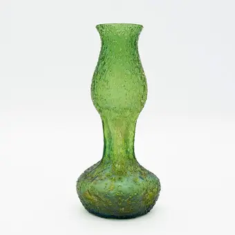 Vase en verre vert de la verrerie Elisabeth, surface mate irisée avec fusions de grains, Art nouveau, vers 1900.