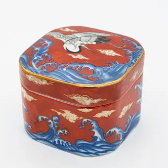 Boîte avec couvercle, Takahashi, Japon, design traditionnel japonais de grue et de vagues, marque de sceau au fond « Takahashi ».