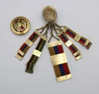 Petit lot d'objets d'étudiant, 5 bouteilles de bière ainsi qu'un bouton de ruban "Burschenschenschaft Germania Bonn"