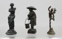 3 petites figurines diverses, probablement toutes en bronze, traces d'âge, env. H 12 cm