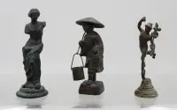3 różne małe figurki, prawdopodobnie wszystkie z brązu, ślady wieku, ok. wys. 12 cm