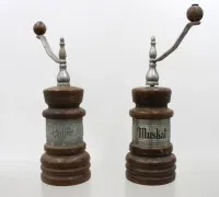 Paire de moulins à épices décoratifs, moderne, traces d'utilisation, env. H 23 cm