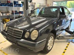 Voiture Mercedes E 220 D type 210