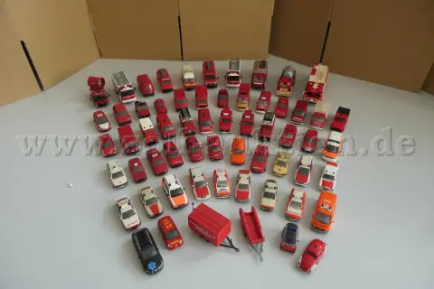 1 lot de 61 modèles de véhicules de pompiers différents, 1:87