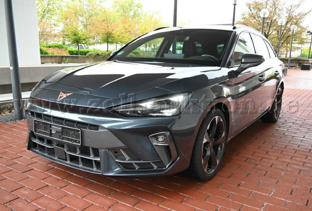 1 Cupra Leon SportsTourer 1.5 e-Hybrid mit Ahk