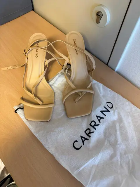 1 paire de sandales Carrano, nude rose, taille 41, neuves