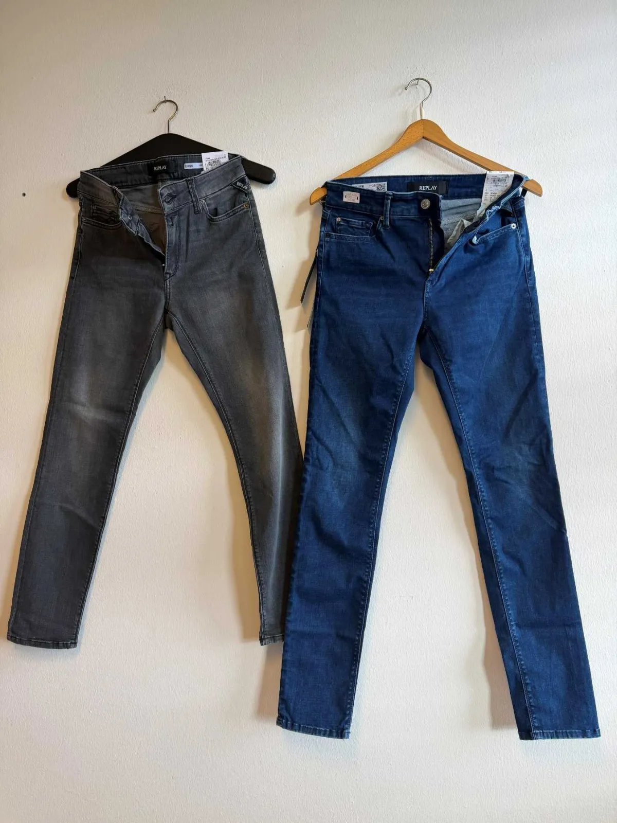 1 SaPo org. Replay Jeans, dark grey, 29W/28L u. medium blue 29W/30L, neu, 2-tlg