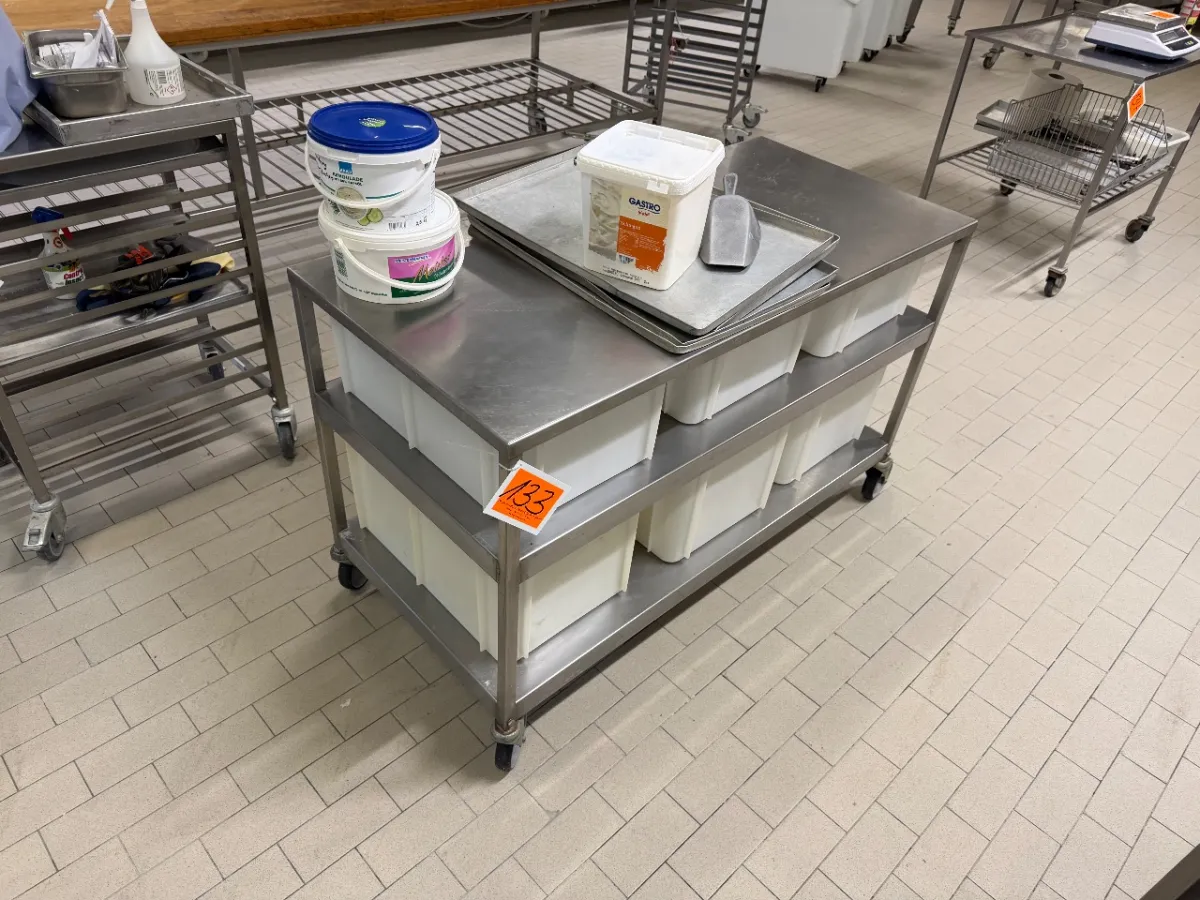 Table de travail en acier inoxydable (avec divers objets)