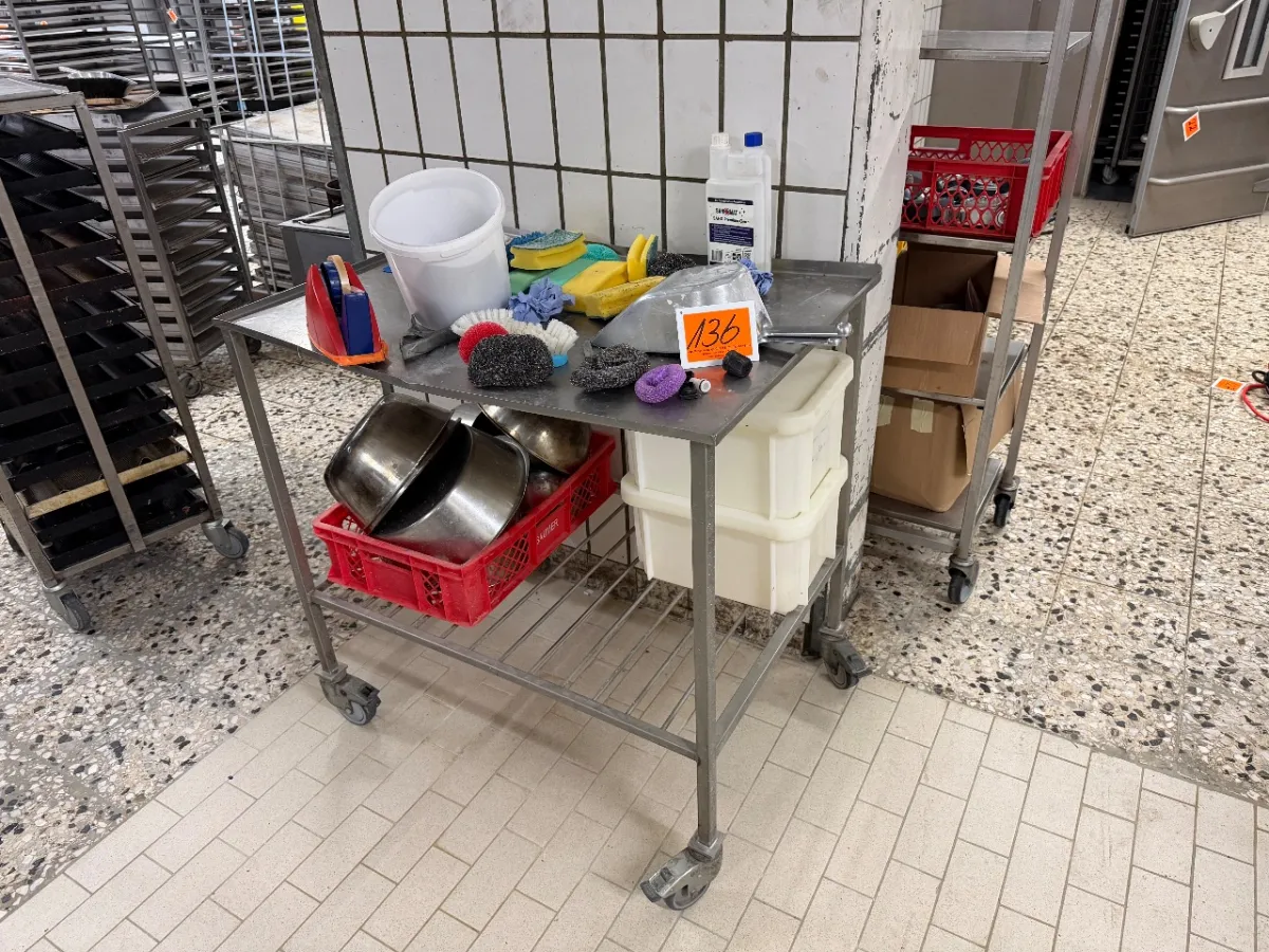 Werktafel (met diverse voorwerpen)