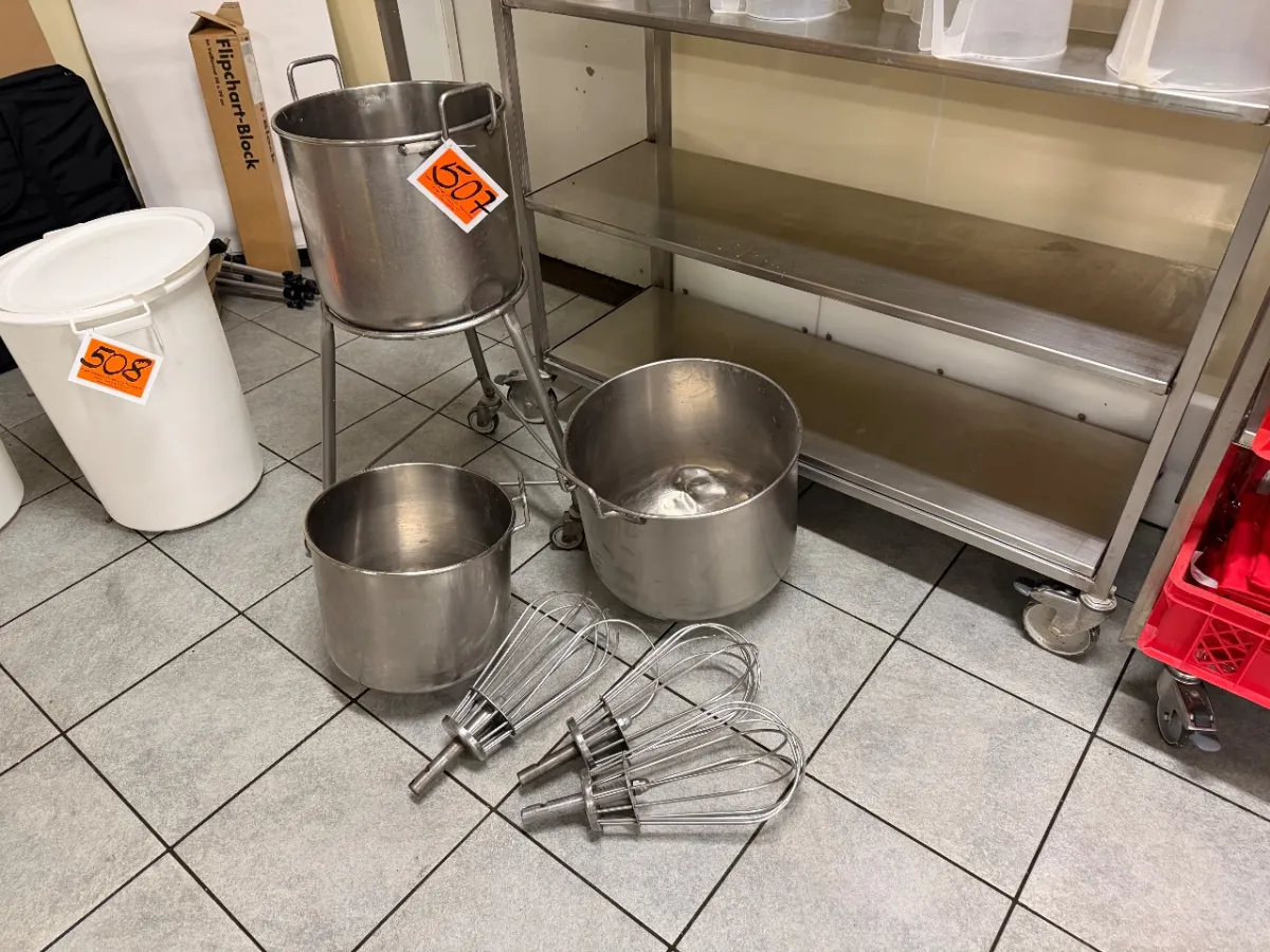 Lot de chaudrons (3 pièces) + (3 fouets) + (1 support)