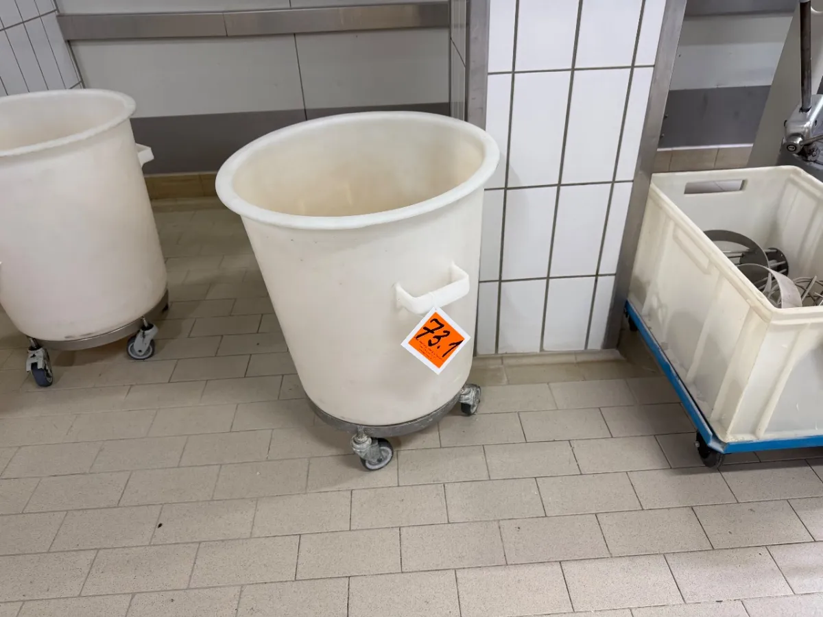 Pojemnik plastikowy (z pokrywką)