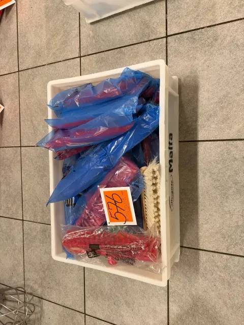 Panier avec diverses brosses
