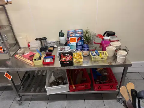 Partij diverse voorwerpen (zonder RVS werktafel)