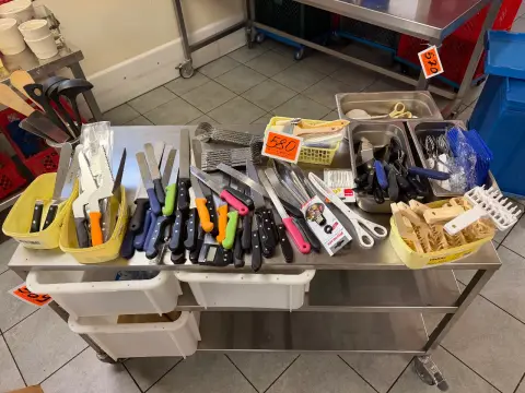 Partij diverse voorwerpen (zonder RVS werktafel)