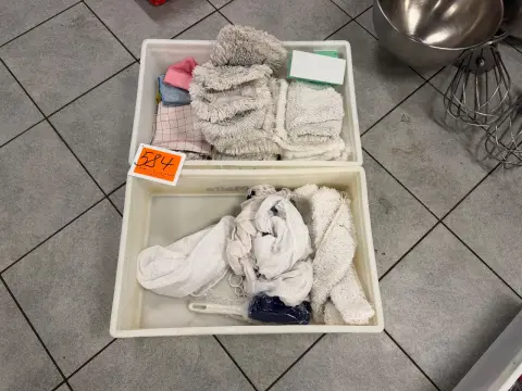 Partij diverse schoonmaakbenodigdheden