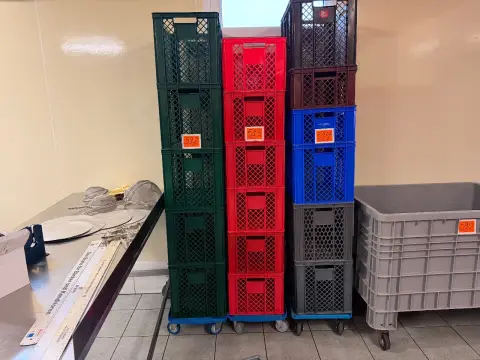 Partij kunststof manden (6 stuks)