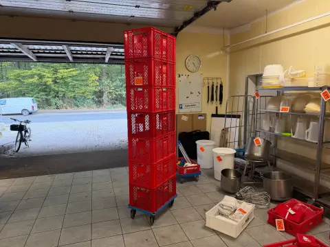 Partij kunststof manden (7 stuks)