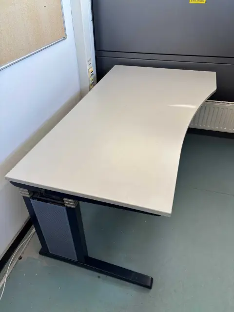 1 psací stůl Werndl 180x80cm volný tvar