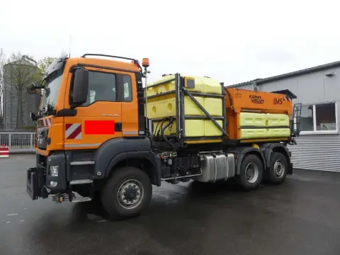 1 camion MAN TGS, grue de chargement HMF, épandeur Küpper, benne Meiller - endommagé