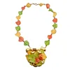 Ketting met kleurrijk bladerdessin.