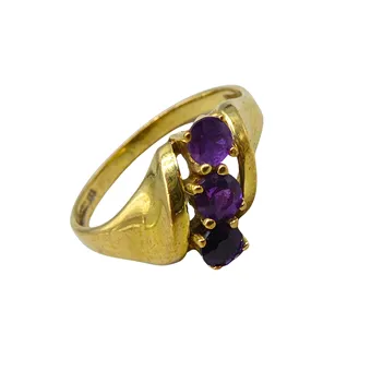 333 geelgouden ring bezet met spinel.