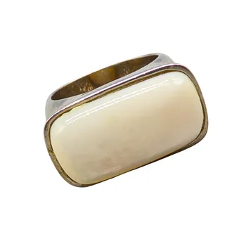 Bague en argent 925 avec un cabochon rectangulaire en nacre blanchâtre, serti moderne.