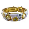 Armband met bloemdesign.