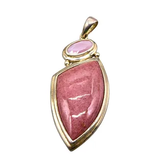 925ER SILBER - ANHÄNGER, VERGOLDET MIT GEFASSTEM RHODOCHROSITEN.
