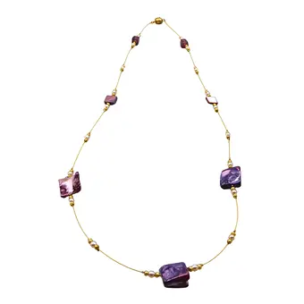Halsketting met magneetsluiting, natuurlijke amethisten en parels.