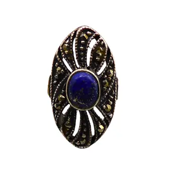 925 zilveren ring bezet met een centrale lapis lazuli, omringd door markasieten.