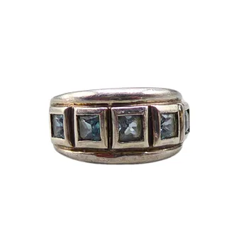 925 zilveren ring met blauwe topaas.