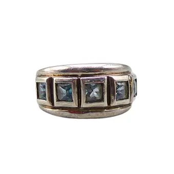 925 zilveren ring met blauwe topaas.