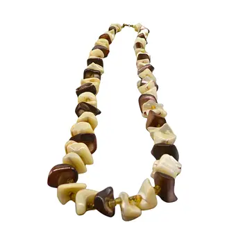 Collier en nacre et petites perles de verre.
