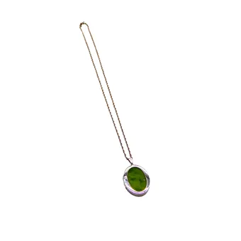 Médaillon serti de jade et argent 925, poinçonné.