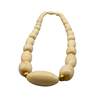 Collier continu avec perles en forme d'olive, éléments décoratifs.