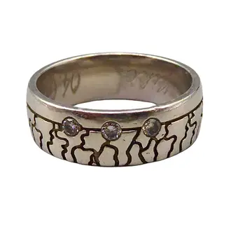 925 zilveren bandring met bandenspoorpatroon en drie ingezette zirkonia.