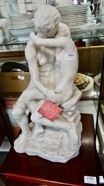 1 figurka "całująca się para"