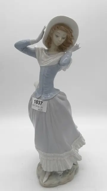 1 porcelain figurine "Elegant Lady" Llando