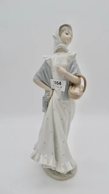 1 porcelain figurine